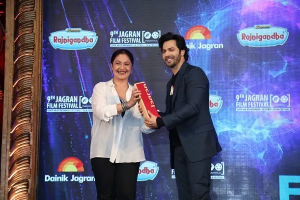 Pooja Bhatt presenting the Best Actor Male Award to Varun Dhawan