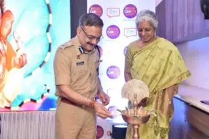 Mrs Usha Thorat - Hon Secretary and Managing Trustee Indian Cancer Society ans Ex Deputy Givernor of RBI and Shri Vivek Phansalkar- IPS Police Commissioner of Mumbai