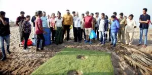 Shiv Shastri Balboa team of Ajayan Venugopalan, Asha Varieth, Tarun Rathi and Anupam Kher cleaning Versova Beach with Tarun Rathi Foundation (1)