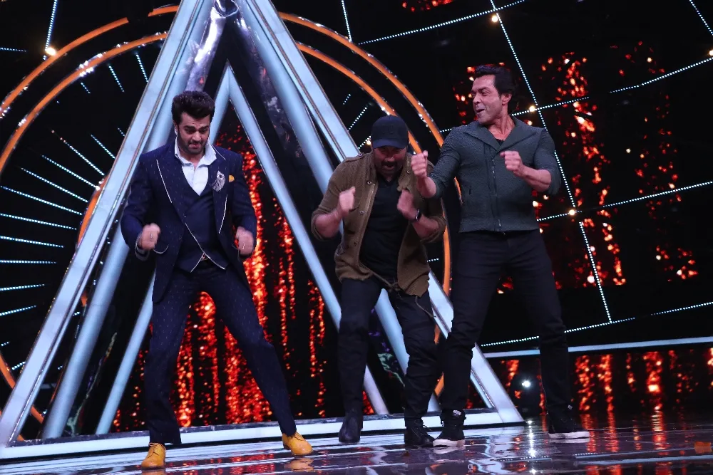 Dance faceoff between Maniesh, Sunny and Bobby deol