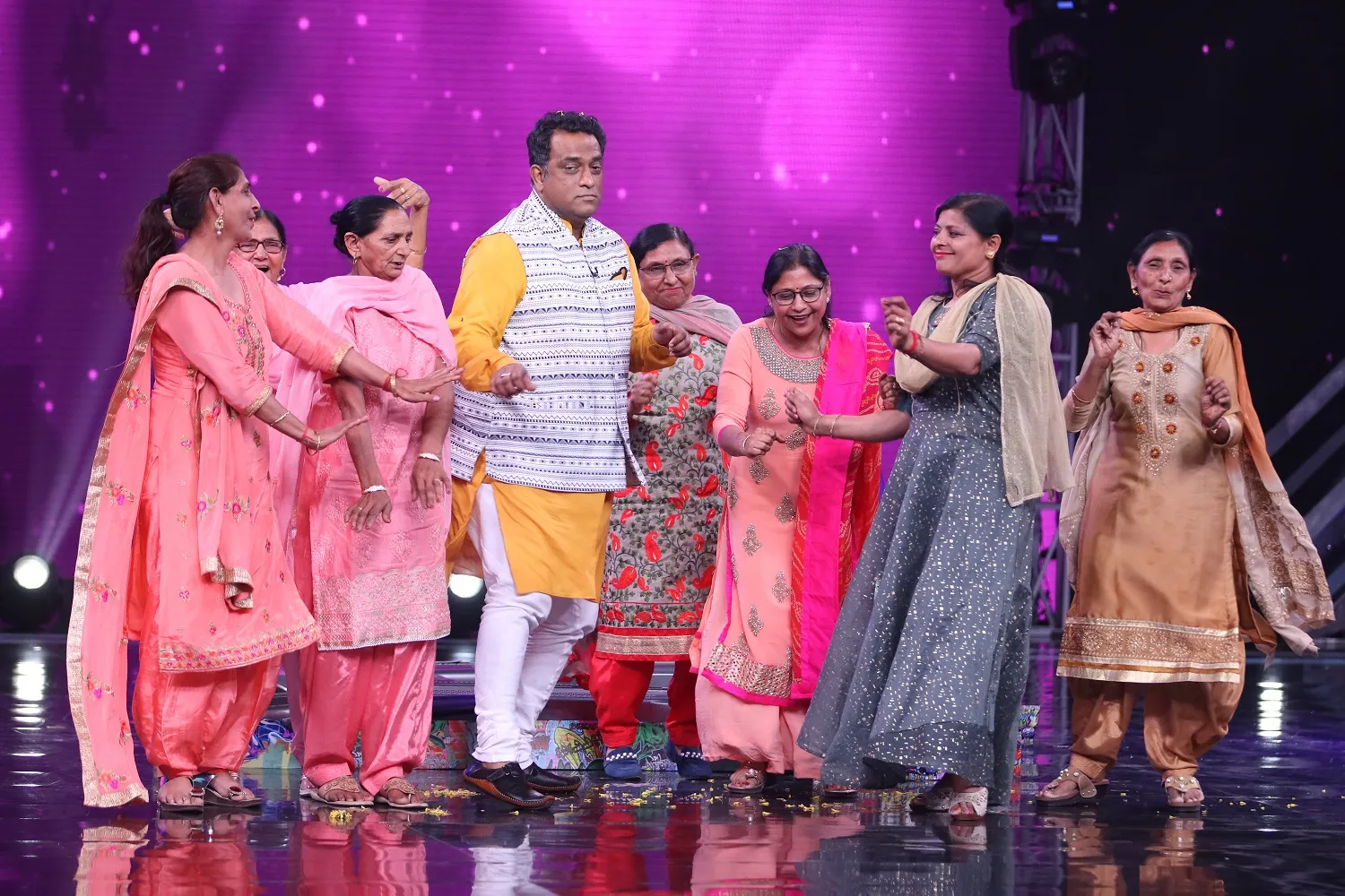 Anurag Basu dancing with Saksham's nanis