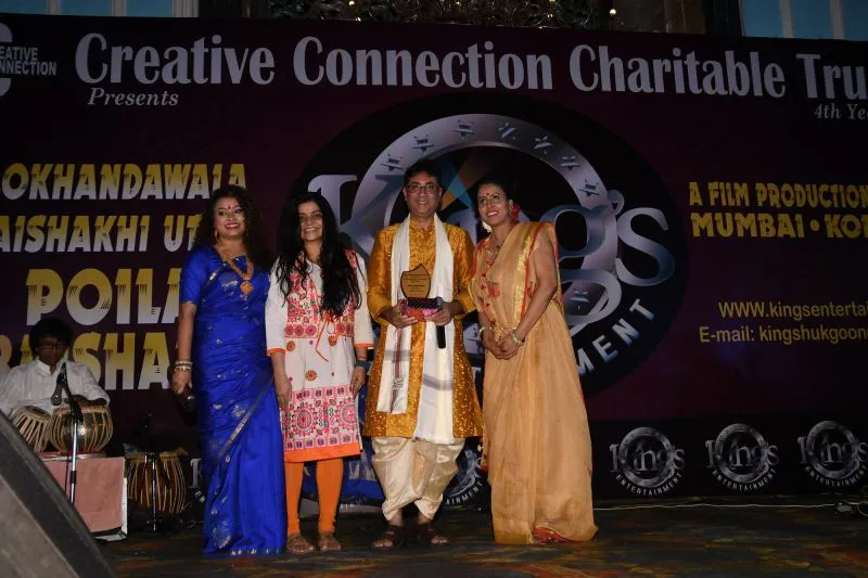 Nivedita Basu Felicitating  Saikat Mitra Along With Shomu Mitra 