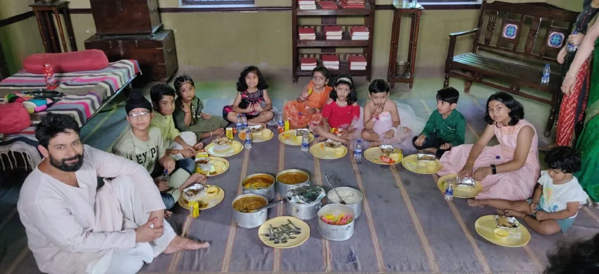 Abeer Soofi with little children on the sets of Mere Sai