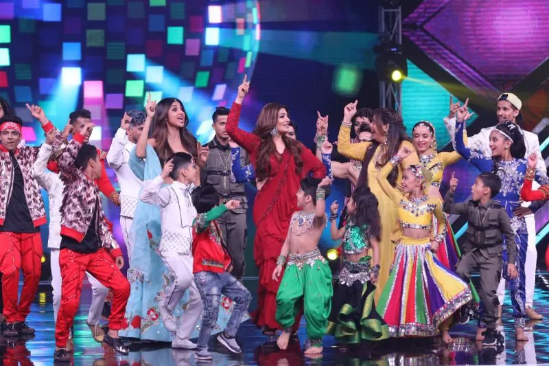 Guest Judge Raveena Tandon shakes a leg with the contestants and Judges of Super Dancer Chapter 3 