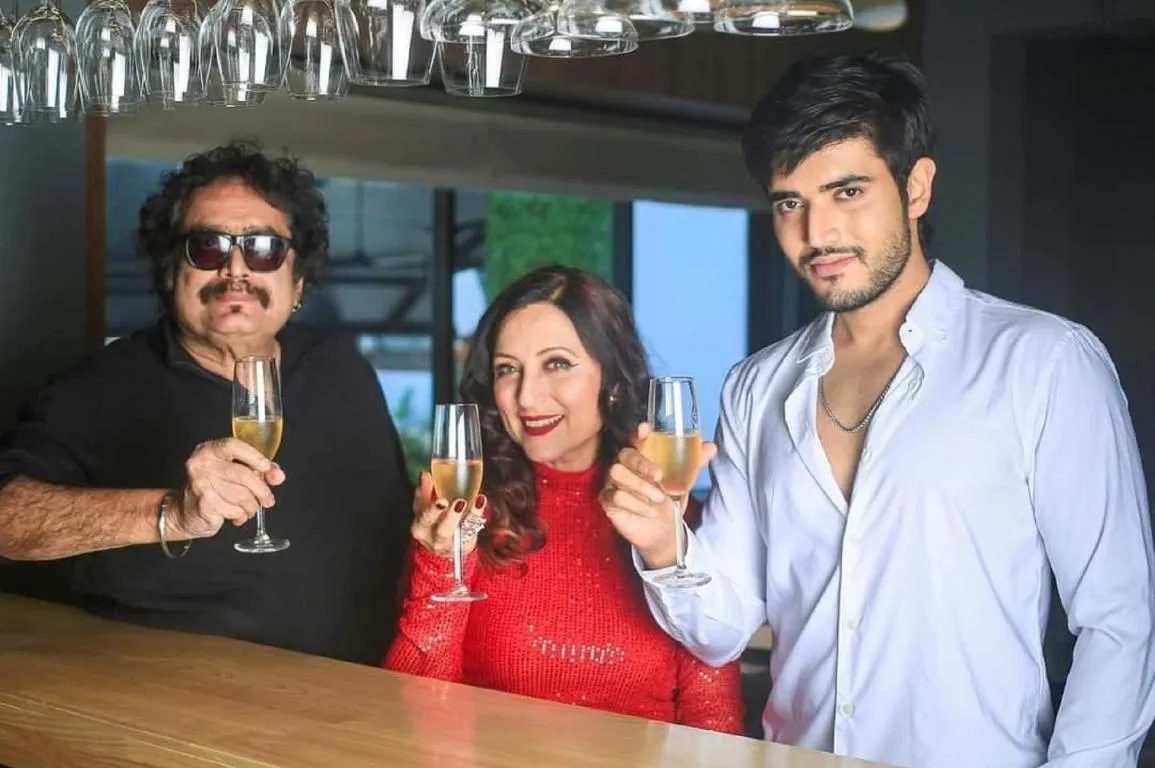 Cheers to New Year 2023--Deepak Balraj Vij, star-wife Kishori and star-son Bobby Vij