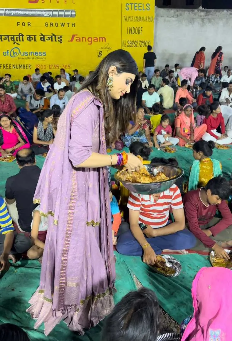 Akanksha Puri's serves food to 10000 people (2)