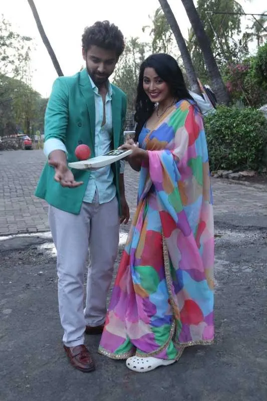 Samarth Jurel a.k.a Harsh and Bhaweeka Chaudhary a.k.a Nandini are playing cricket on the set of Maitree (1)