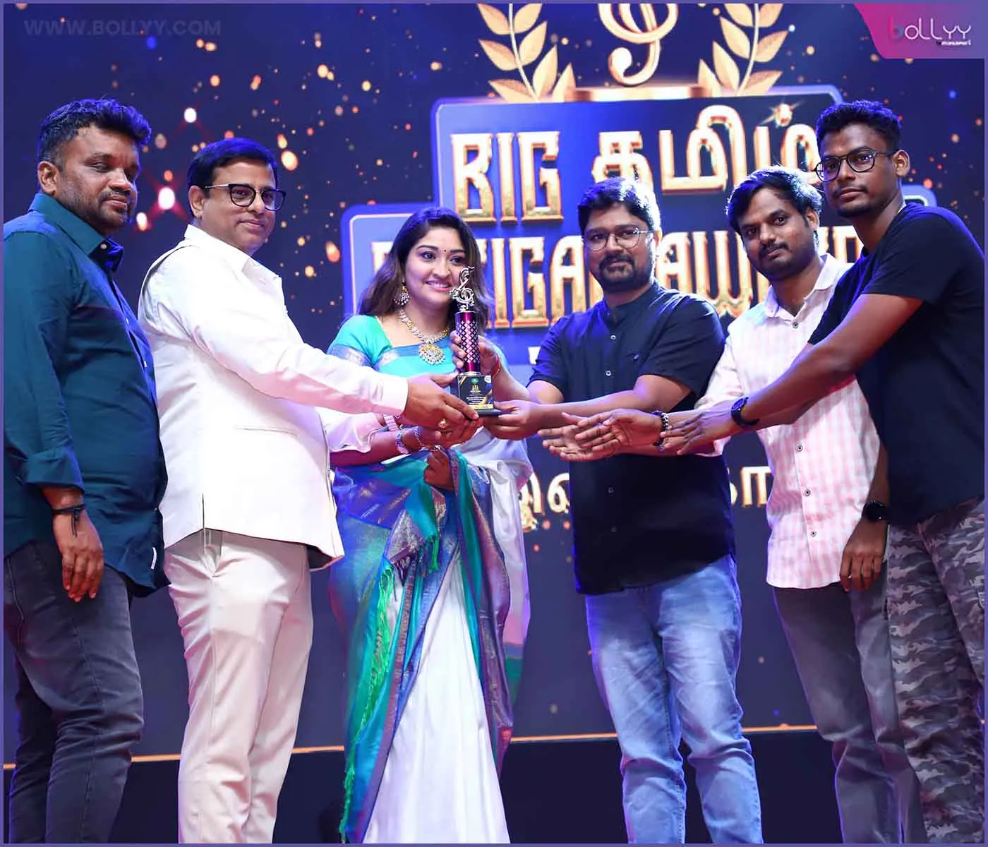 Ravi-G-received-Best-Male-Singer-award-at-the-BIG-Tamil-Rasigar-Awards