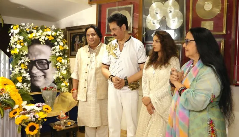 Govind Bansal with Kumar Sanu, Shanon K and Ila Arun