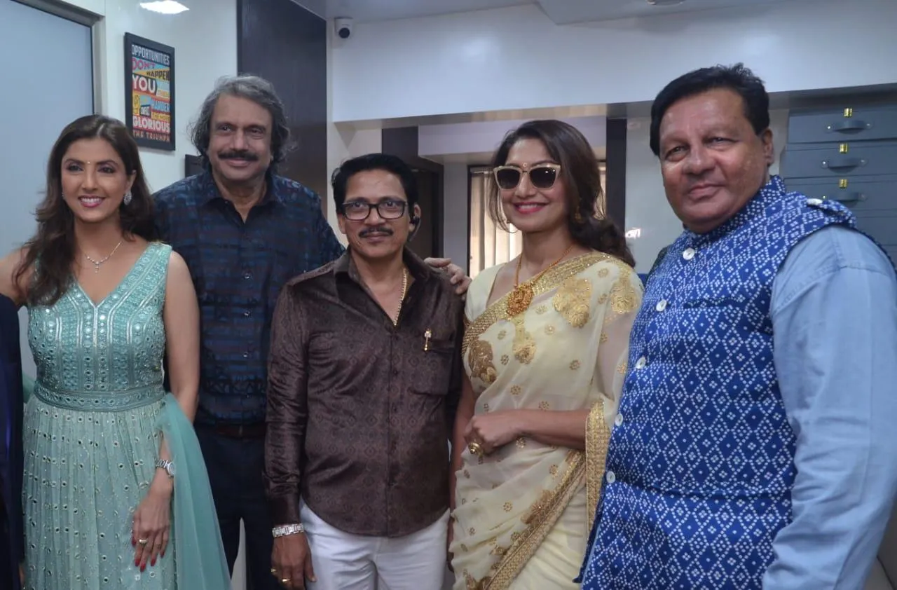 Diwali--Ronnie R (centre) with Keerti Kadam, Chaitanya Padukone and celeb-guests Jyoti Saxena, Aarti Nagpal Nov 2023